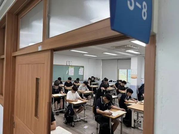 수험생들이 지난달 27일 열린 ‘2027학년도 대학수학능력시험 경북 모의평가 1회’ 시험을 준비하고 있다. [사진제공=경북교육청]